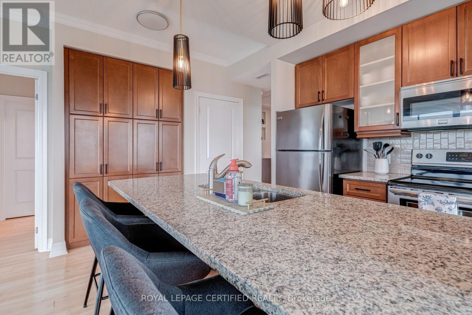 1806 - 100 John Street, Brampton, Ontario  L6W 0A8 - Photo 11 - W13796676