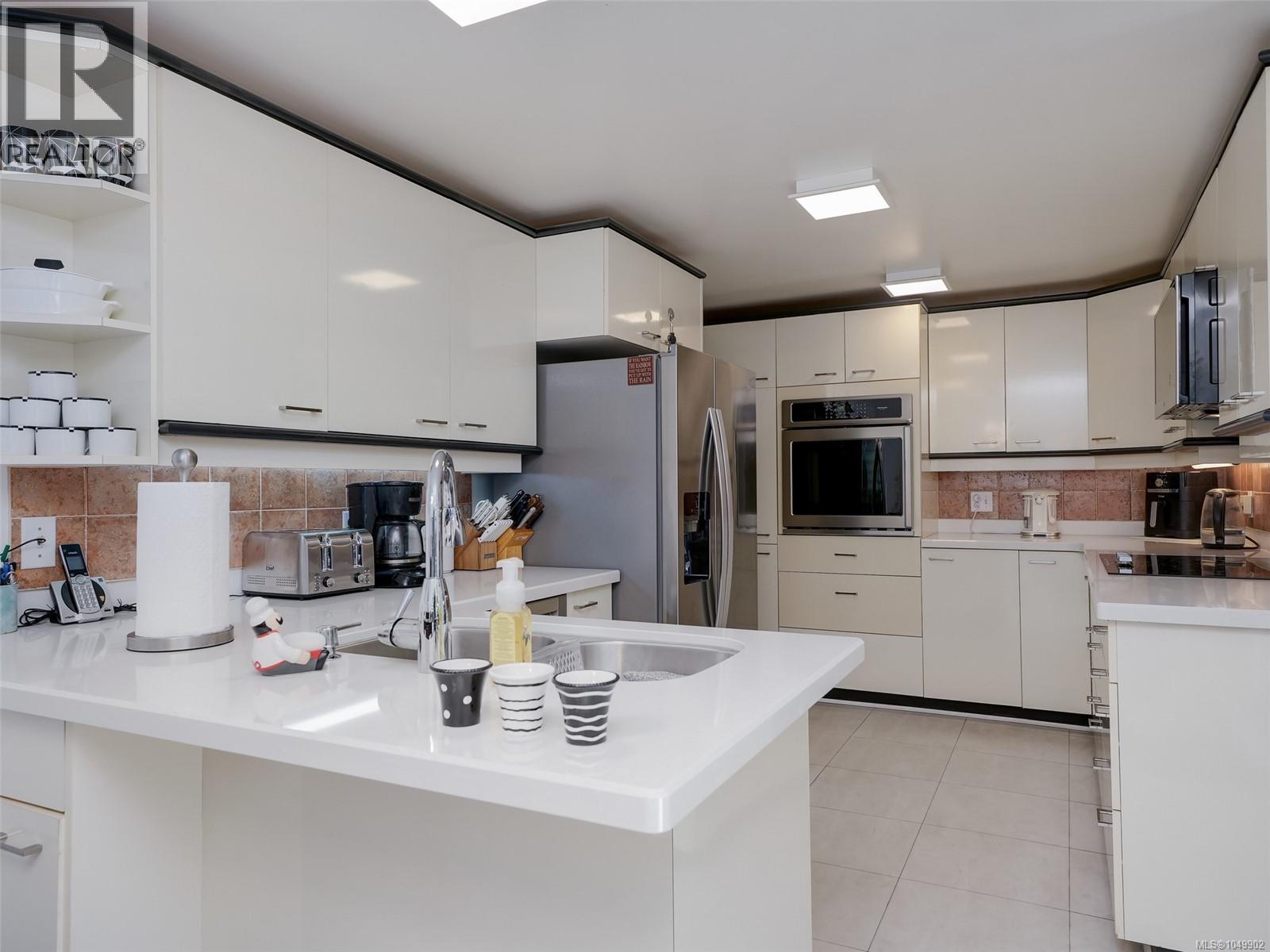 3105 2829 Arbutus Rd, Saanich, British Columbia V8N 5X5 - Photo 11 - 1049902