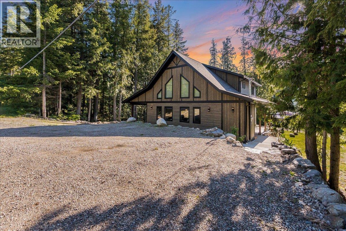 809 Slocan Street, Slocan, British Columbia V0G 2C0 - Photo 2 - 10389528
