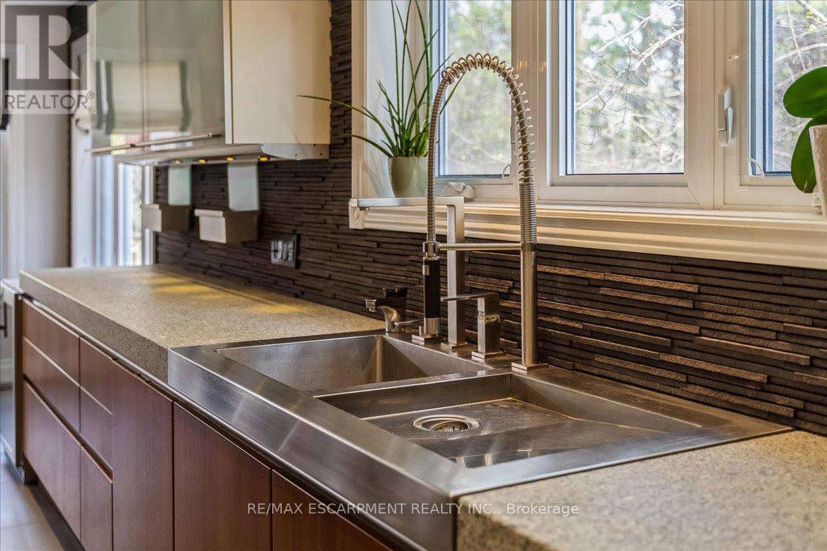2203 Winding Woods Drive, Oakville, Ontario  L6H 5T9 - Photo 9 - W13797086