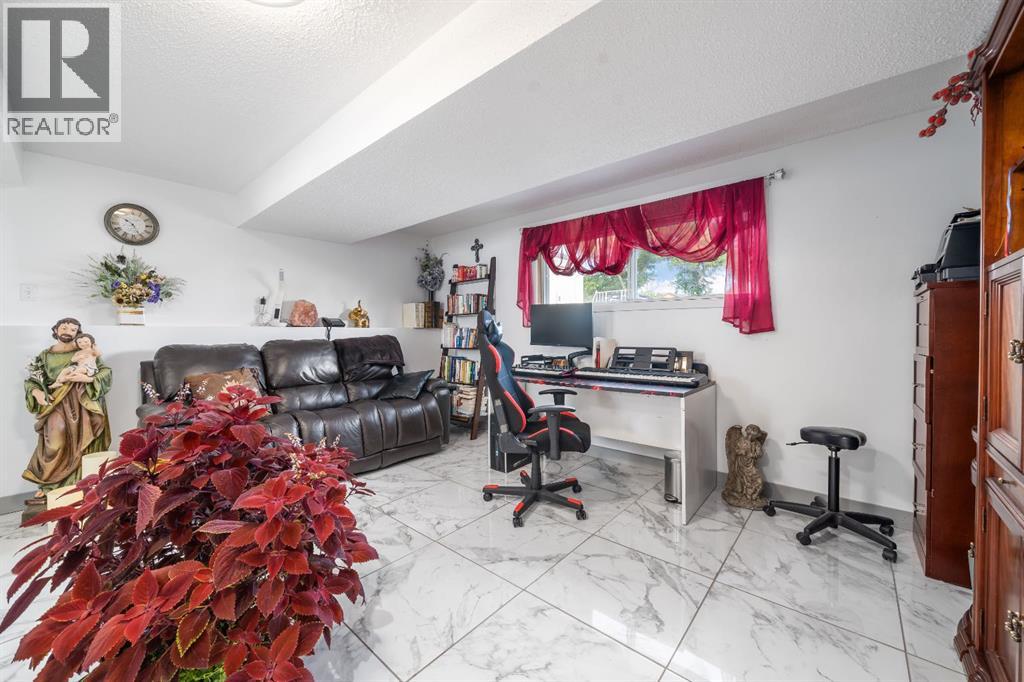 402 Main Street S