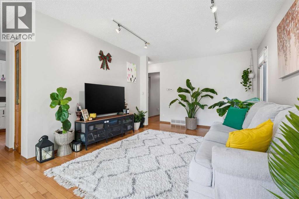 121 Sunbank Way SE, Calgary, Alberta  T2X 2A5 - Photo 3 - A2342640