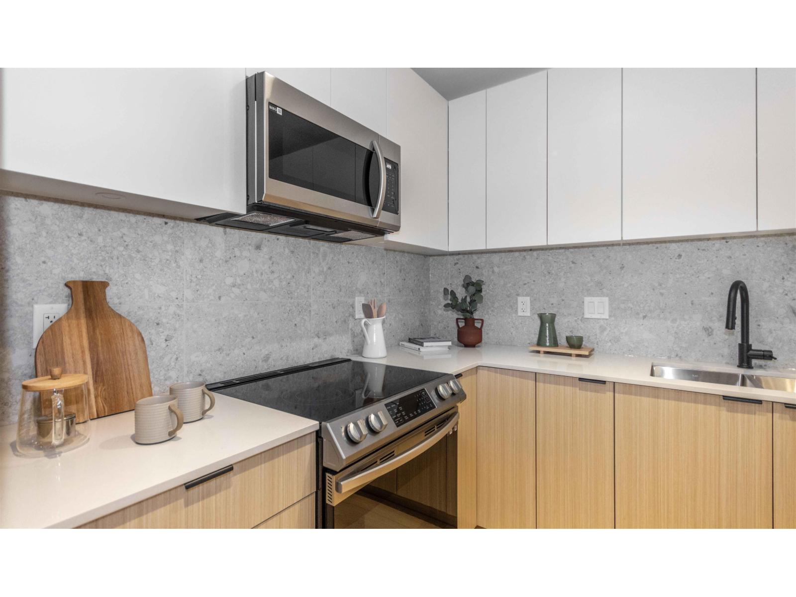 419 13455 94a Avenue, Surrey, British Columbia  V3V 0H3 - Photo 4 - R3166276
