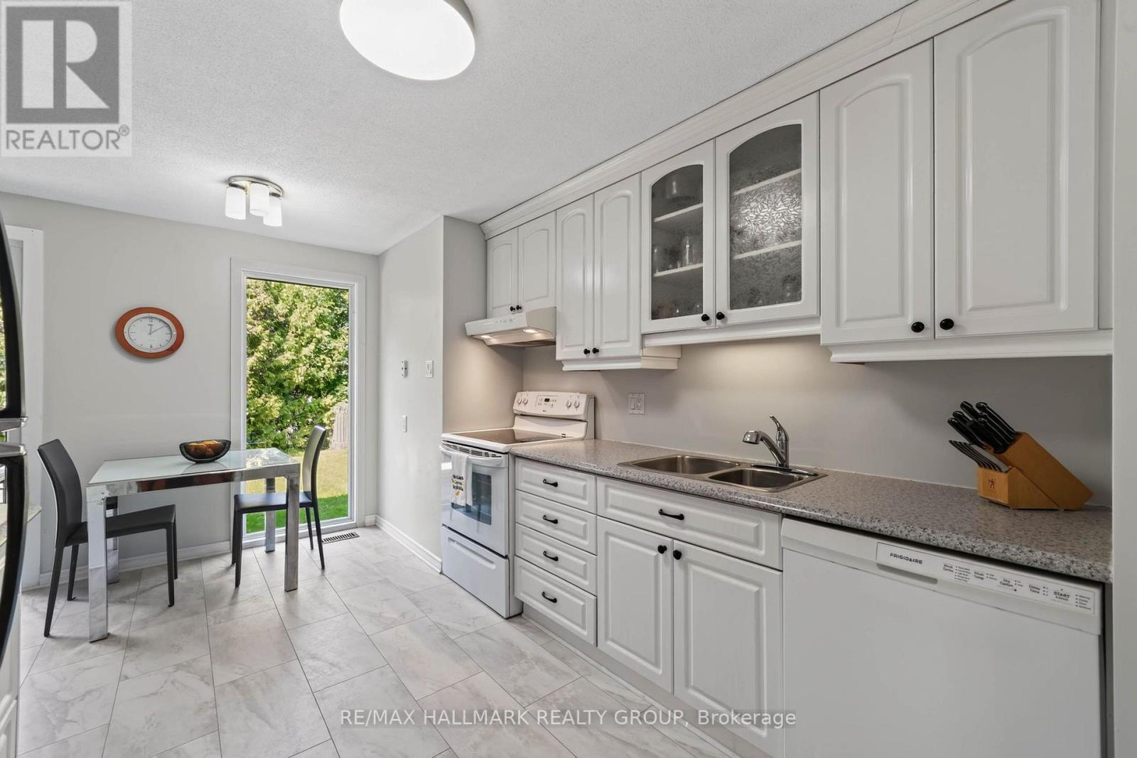 1055 Avignon Court, Ottawa, Ontario  K1C 2N4 - Photo 11 - X13797768