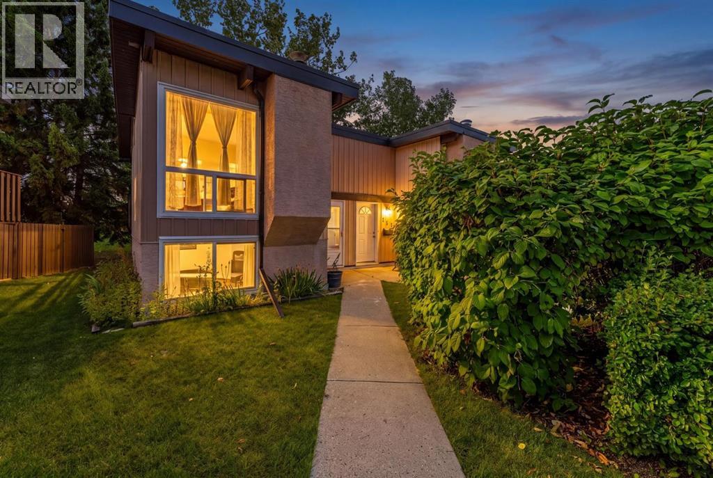 125 Oaktree Lane Sw, Calgary, Alberta T2V 4E3 - Photo 2 - A2345831