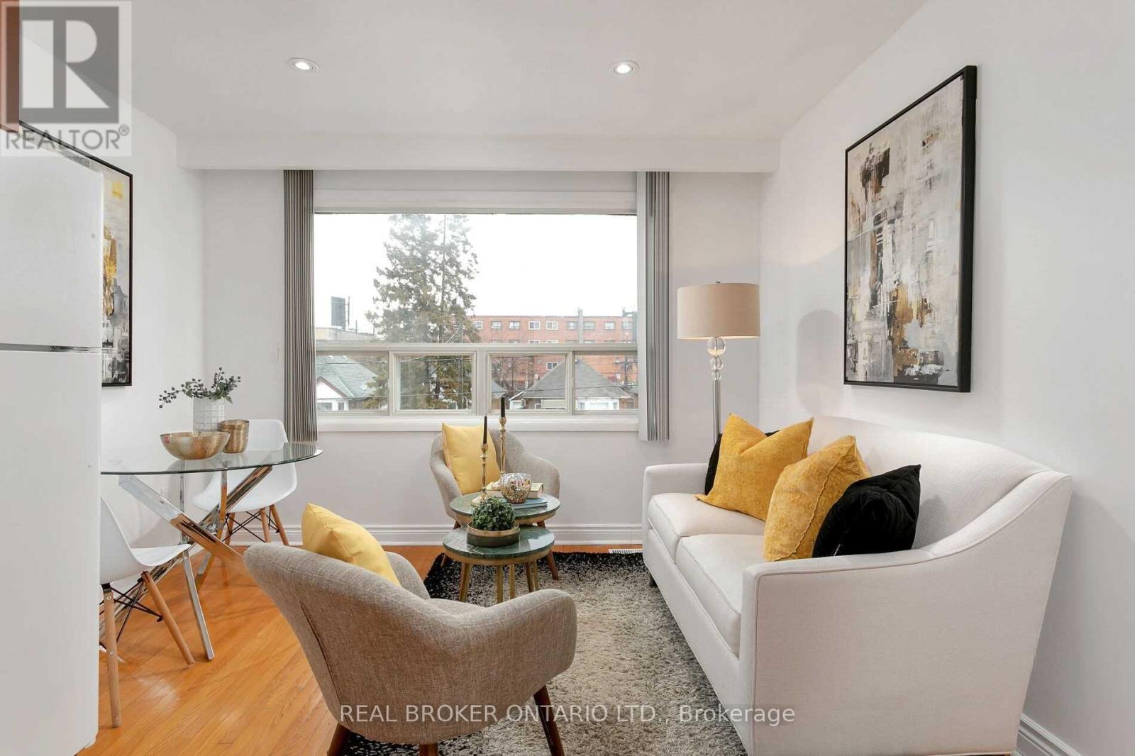 Upper - 57 Lanark Avenue, Toronto, Ontario  M6C 2B5 - Photo 3 - C13797806