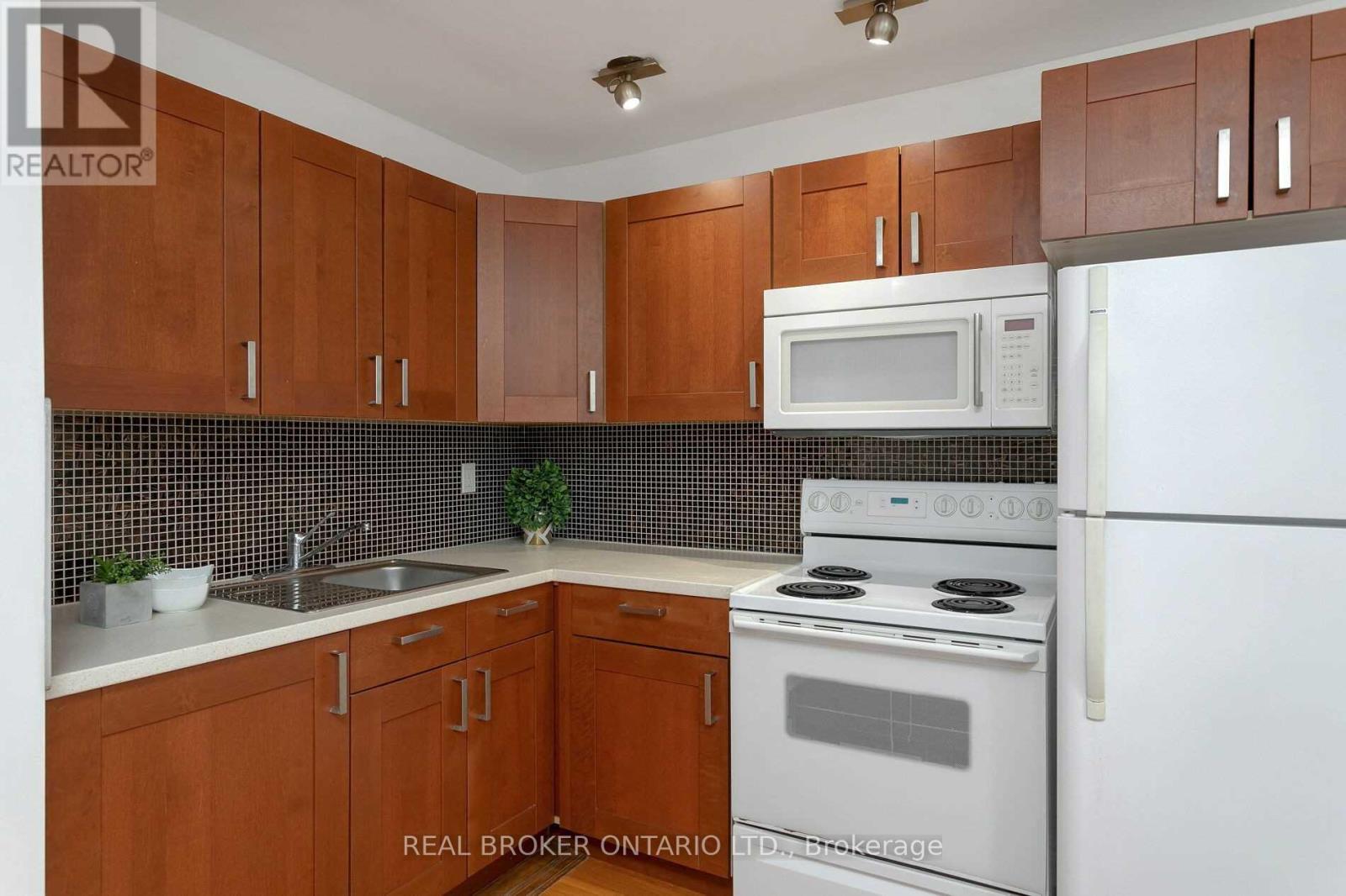 Upper - 57 Lanark Avenue, Toronto, Ontario  M6C 2B5 - Photo 5 - C13797806