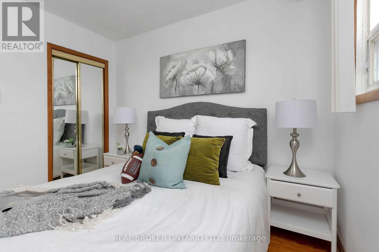 Upper - 57 Lanark Avenue, Toronto, Ontario  M6C 2B5 - Photo 6 - C13797806