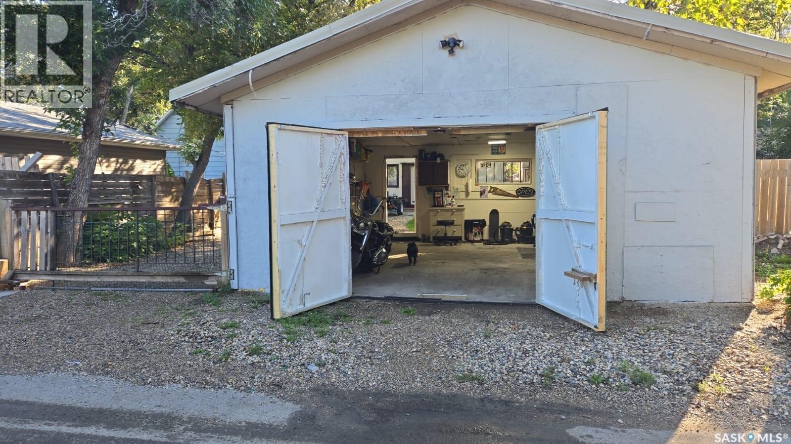 1346 Rae STREET photo 22