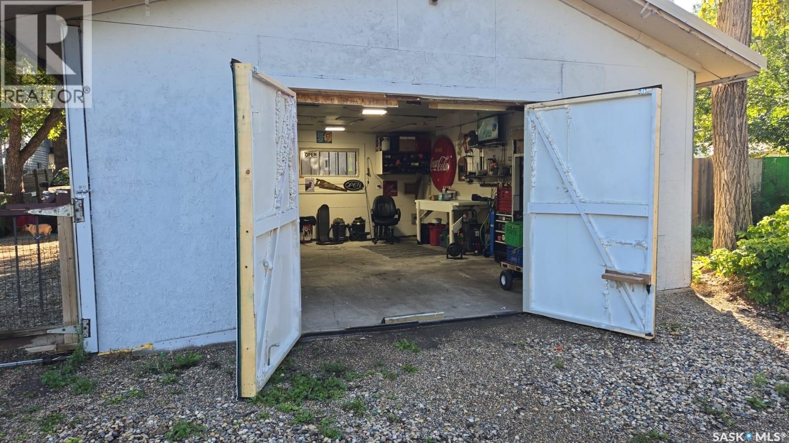 1346 Rae STREET photo 23