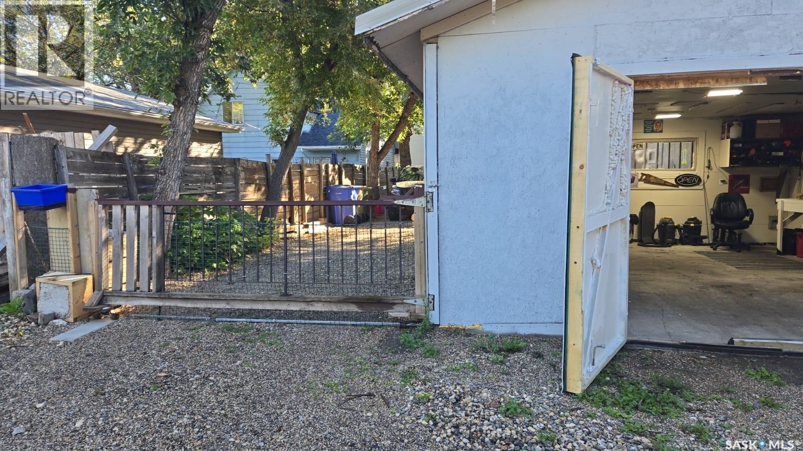 1346 Rae STREET photo 25