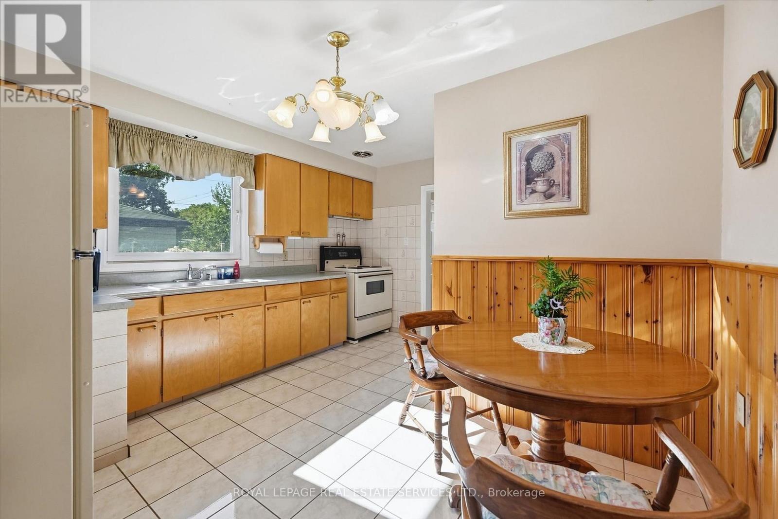 305 Queen Mary Drive, Oakville, Ontario  L6K 3L5 - Photo 17 - W13797664