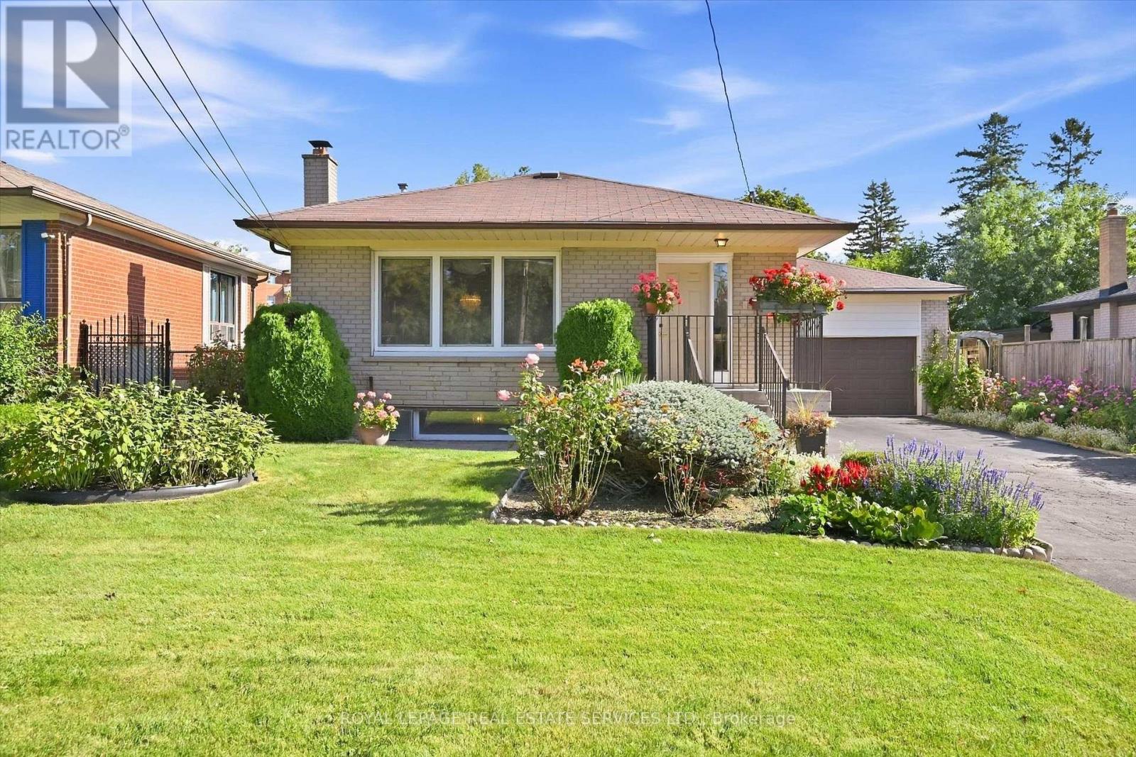 305 Queen Mary Drive, Oakville, Ontario  L6K 3L5 - Photo 2 - W13797664
