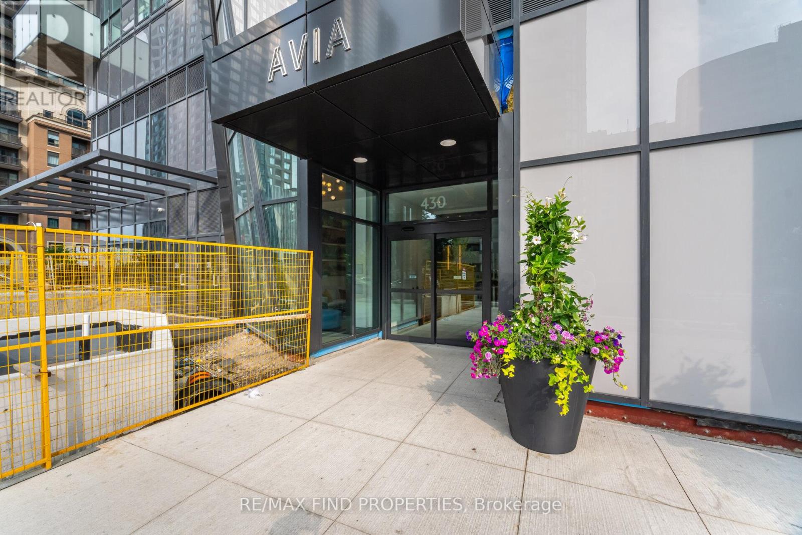 1405 - 430 Square One Drive, Mississauga, Ontario  L5B 0L6 - Photo 3 - W13797688