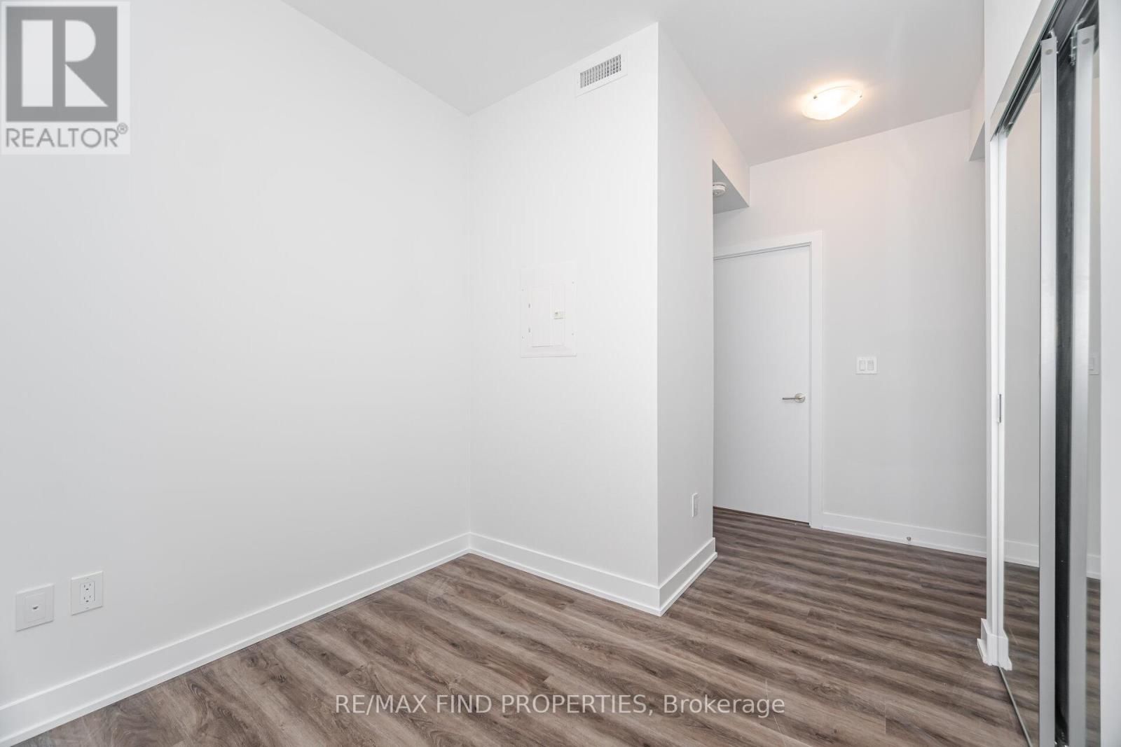 1405 - 430 Square One Drive, Mississauga, Ontario  L5B 0L6 - Photo 9 - W13797688
