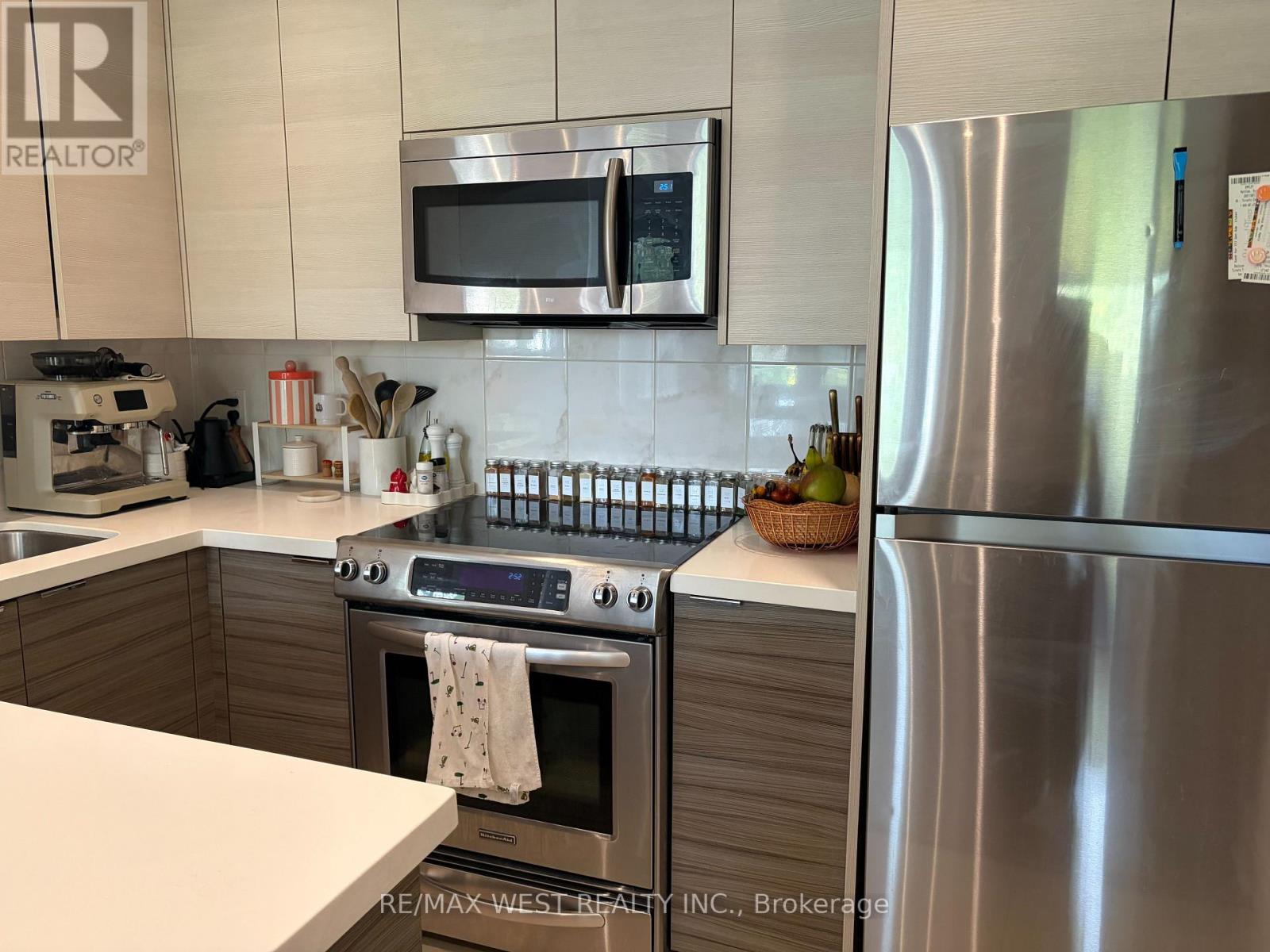Upper - 28 Spencer Avenue, Toronto, Ontario  M6K 2J6 - Photo 9 - W13797788