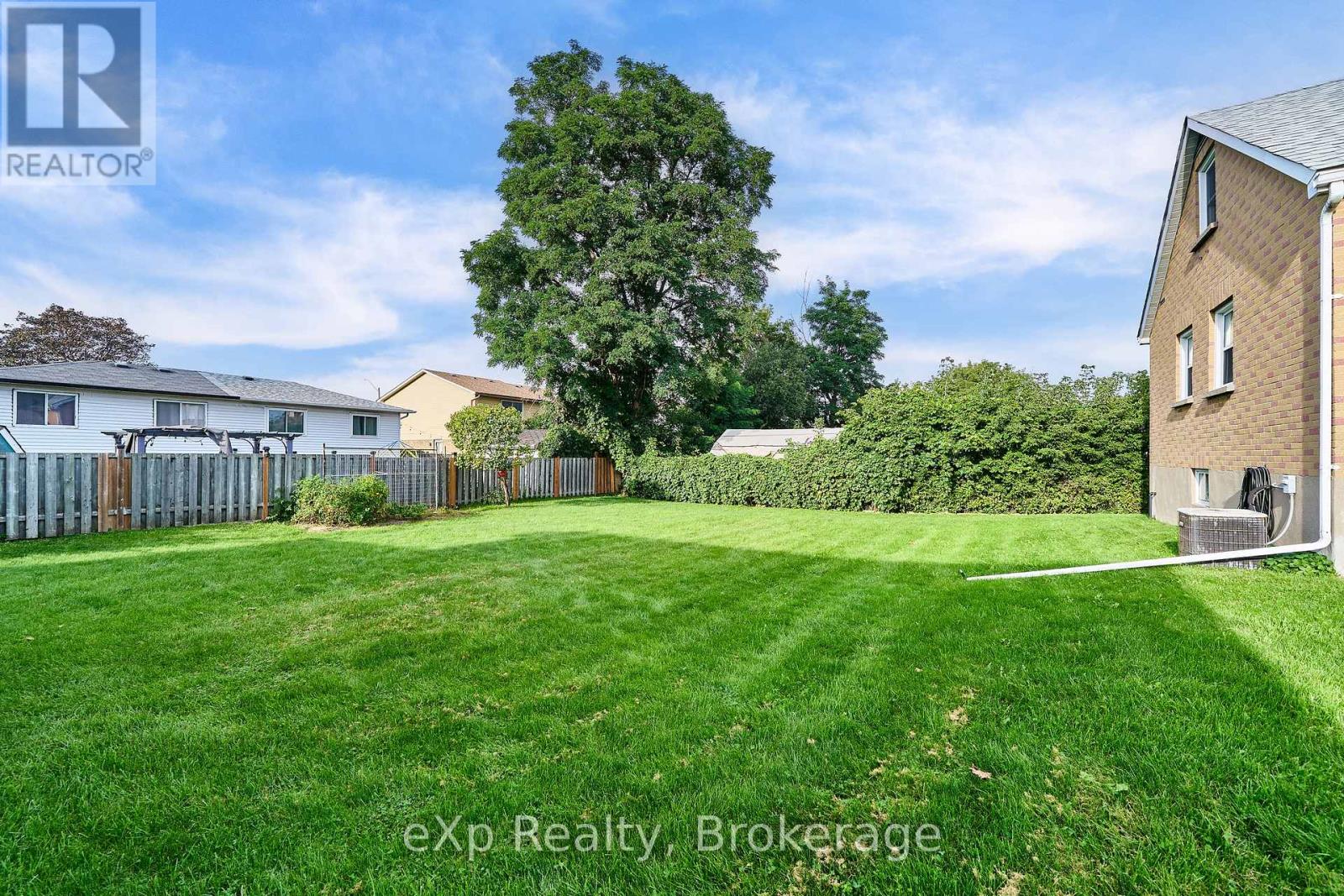 638 Laval Court, Oshawa, Ontario  L1J 6X1 - Photo 4 - E13798208