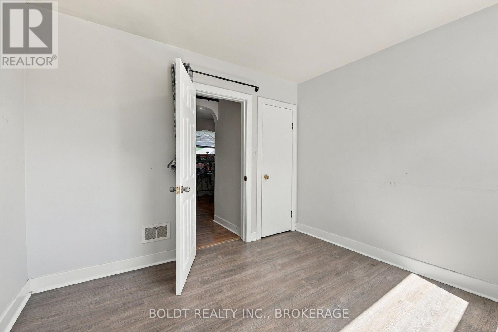 Upper - 403 Grantham Avenue, St. Catharines, Ontario  L2M 5B3 - Photo 16 - X13798214