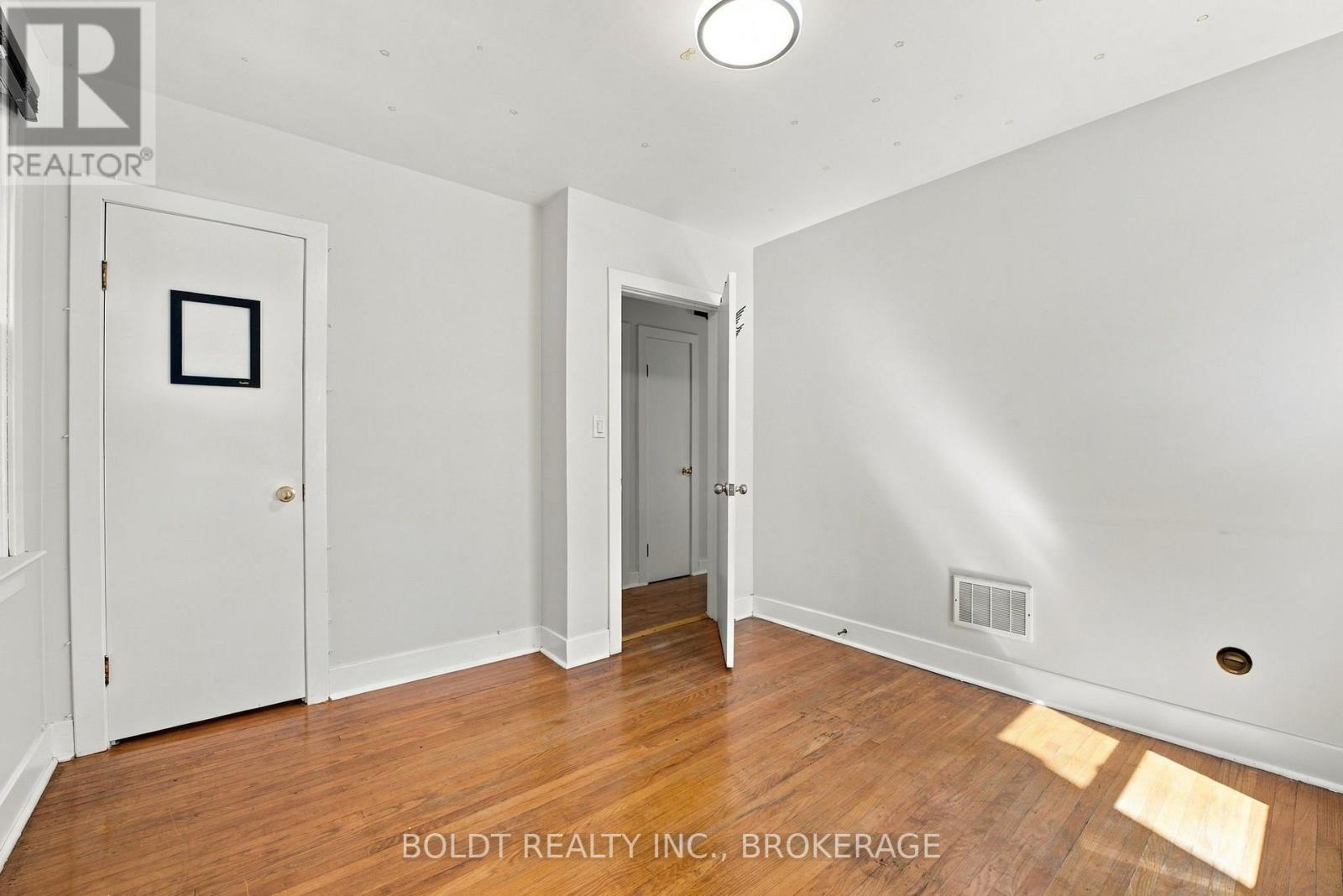 Upper - 403 Grantham Avenue, St. Catharines, Ontario  L2M 5B3 - Photo 19 - X13798214