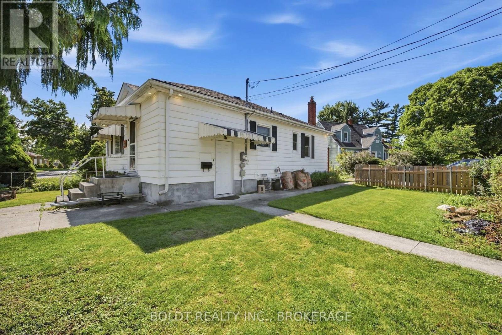 Upper - 403 Grantham Avenue, St. Catharines, Ontario  L2M 5B3 - Photo 3 - X13798214