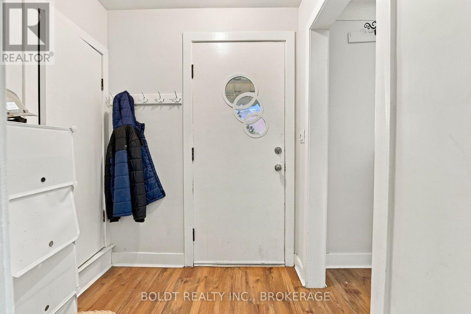 Upper - 403 Grantham Avenue, St. Catharines, Ontario  L2M 5B3 - Photo 7 - X13798214