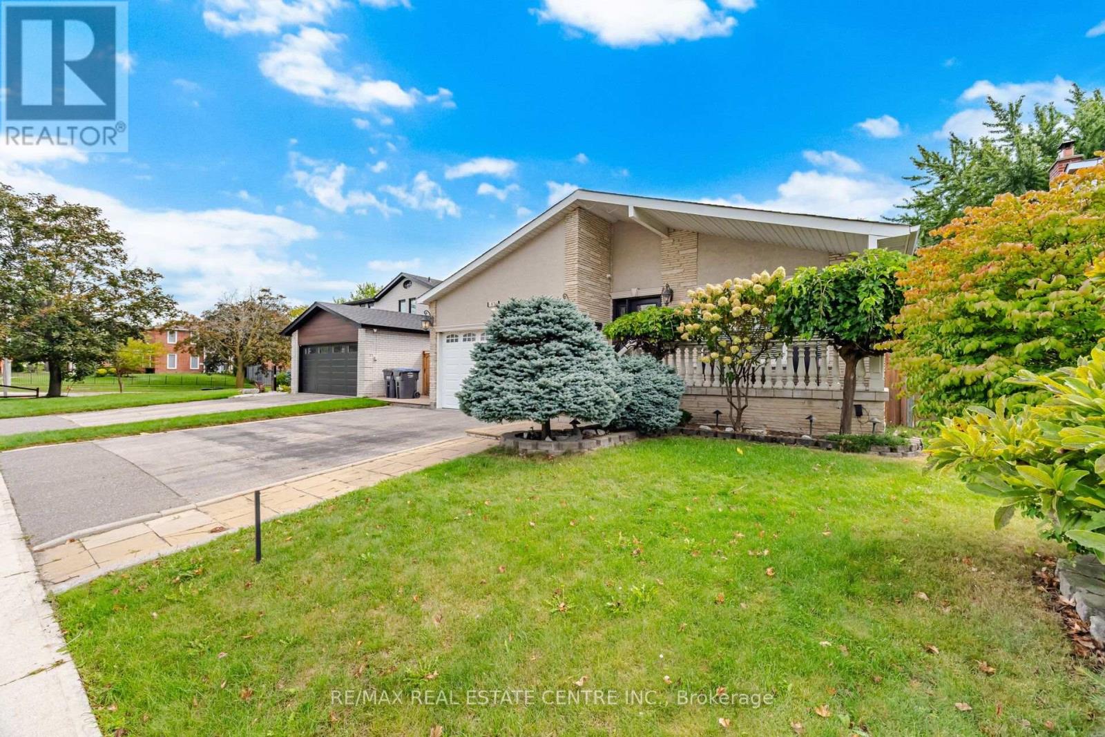 1876 Bough Beeches Boulevard, Mississauga, Ontario  L4W 2J3 - Photo 2 - W13798128