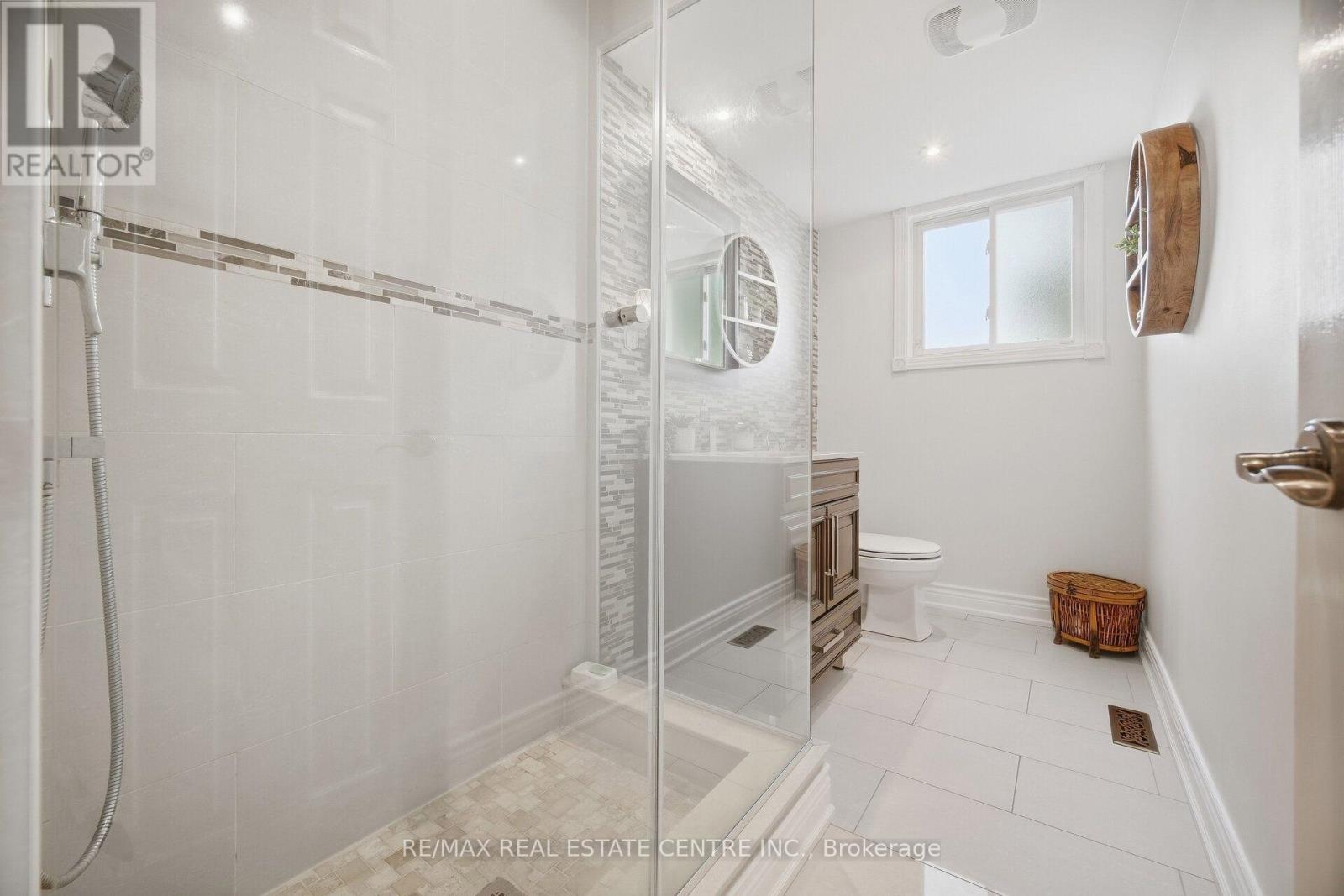 1876 Bough Beeches Boulevard, Mississauga, Ontario  L4W 2J3 - Photo 30 - W13798128