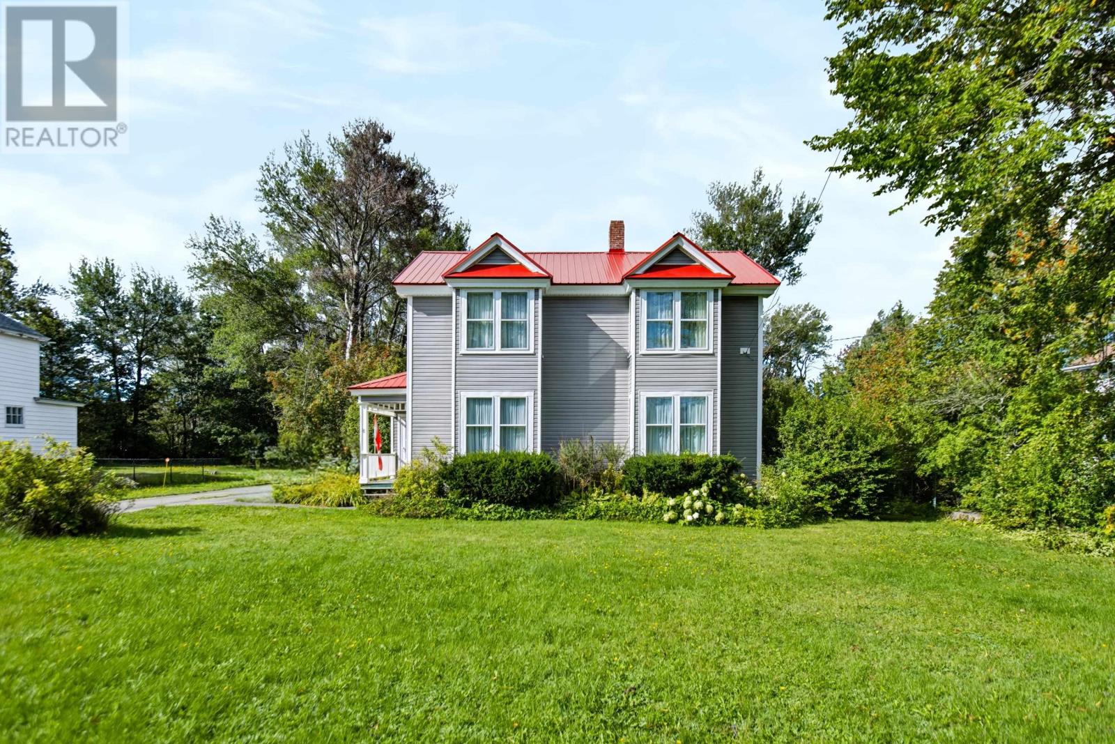 13 Mcdougall Street, Springhill, Nova Scotia  B0M 1X0 - Photo 2 - 202623647
