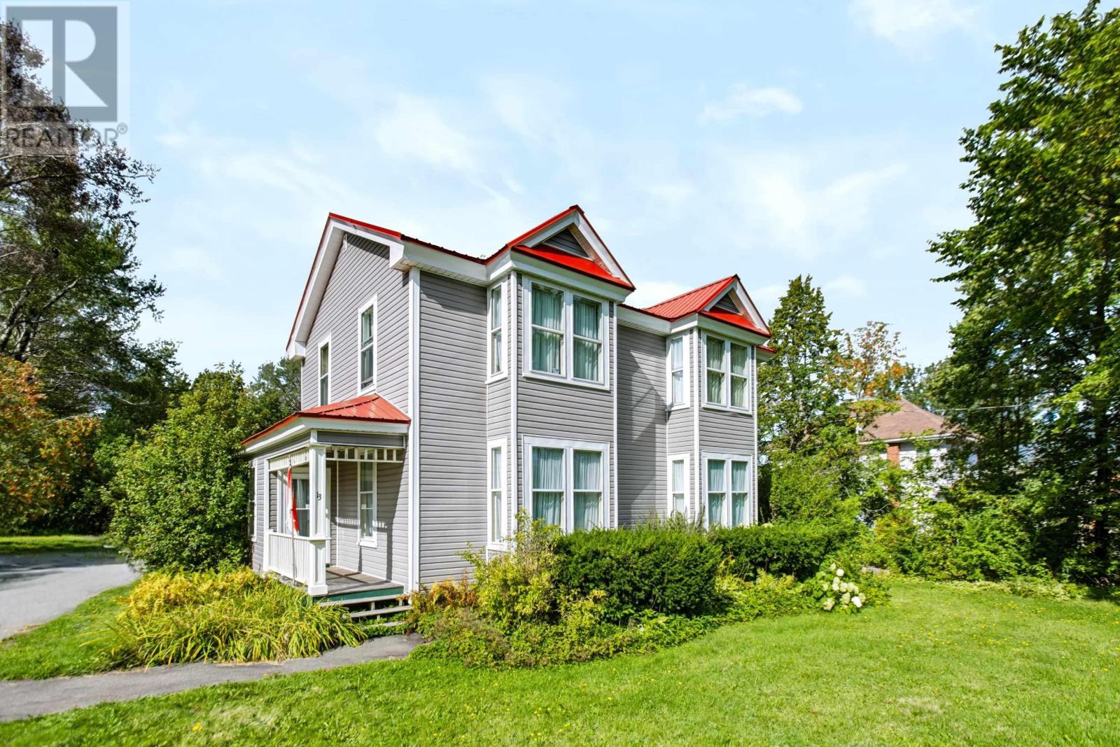 13 Mcdougall Street, Springhill, Nova Scotia  B0M 1X0 - Photo 3 - 202623647