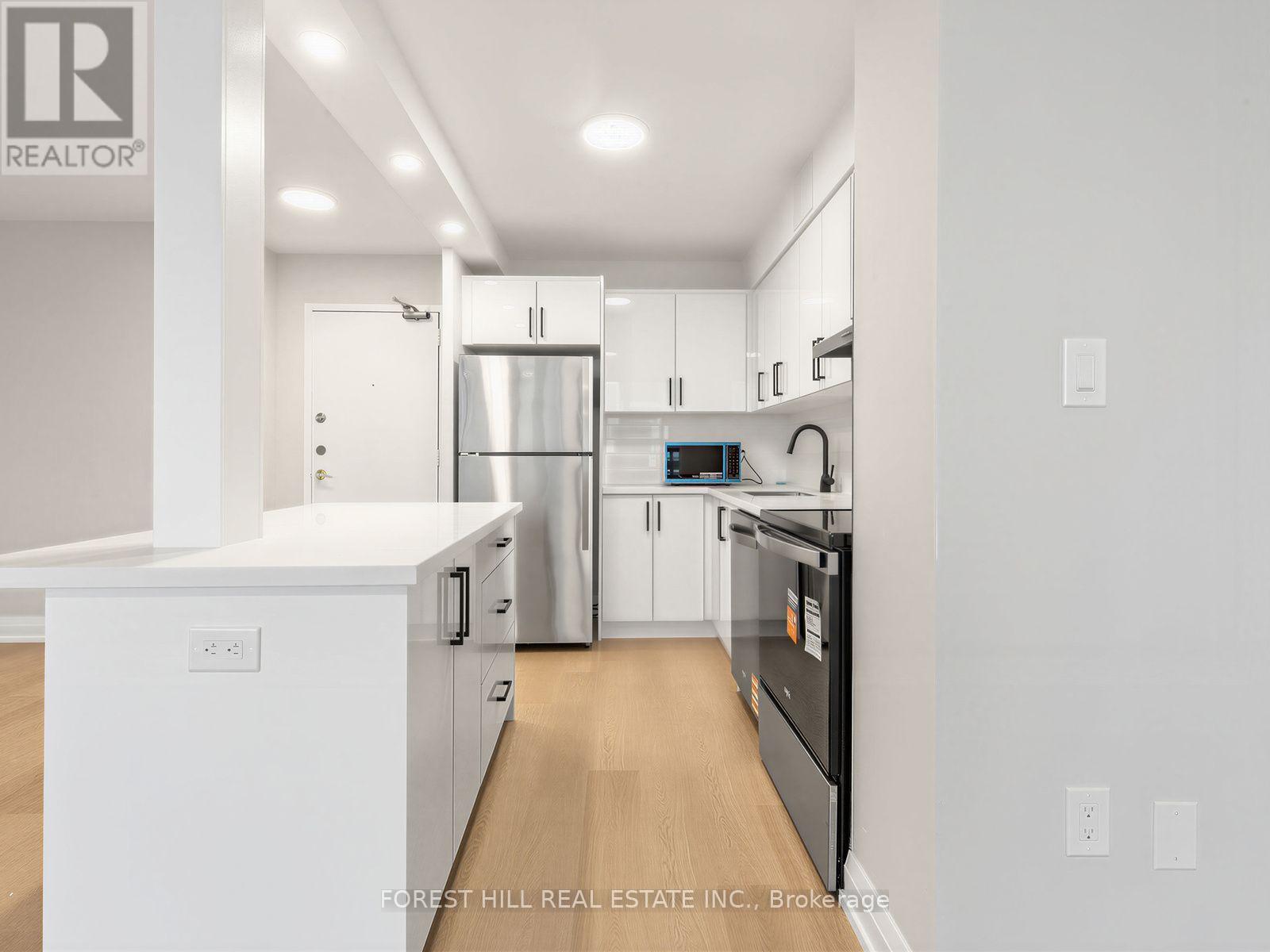 813 - 140 Elm Ridge Drive, Toronto, Ontario  M6B 1B1 - Photo 4 - W13797950