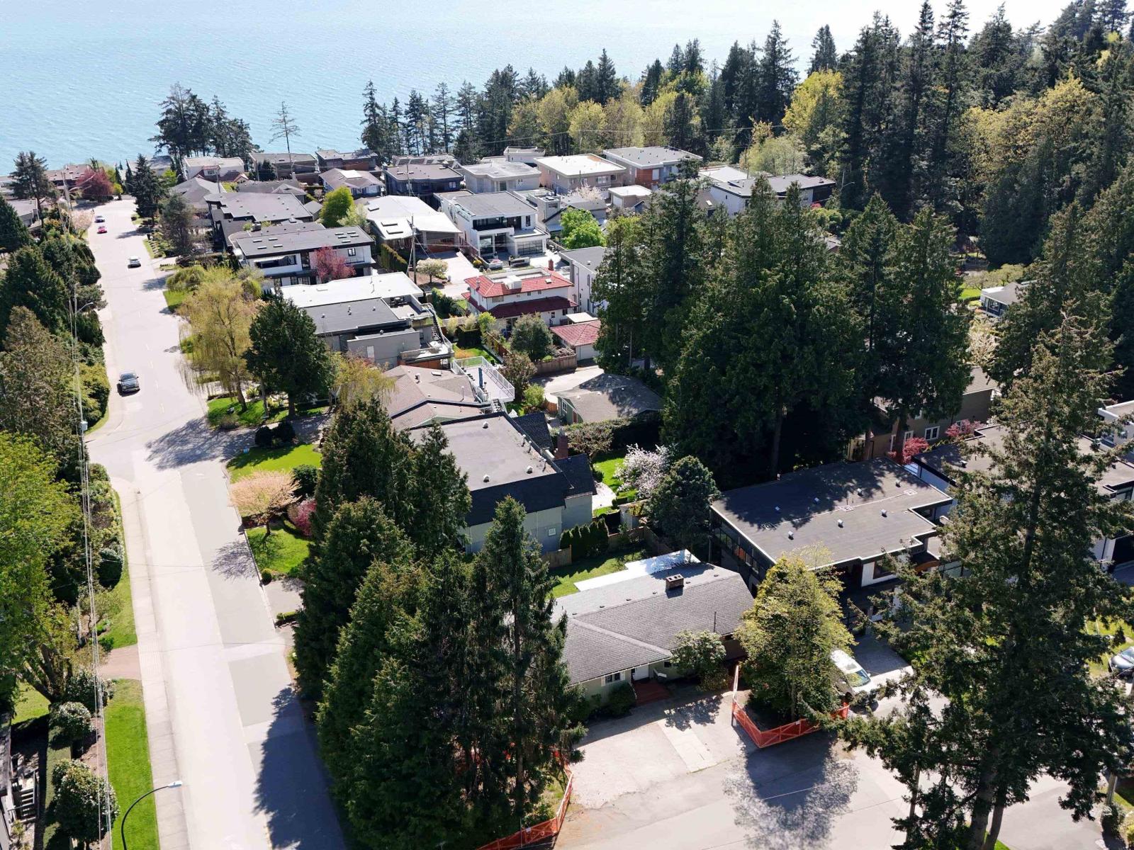 14150 Blackburn Avenue, White Rock, British Columbia  V4B 2Z7 - Photo 3 - R3166283