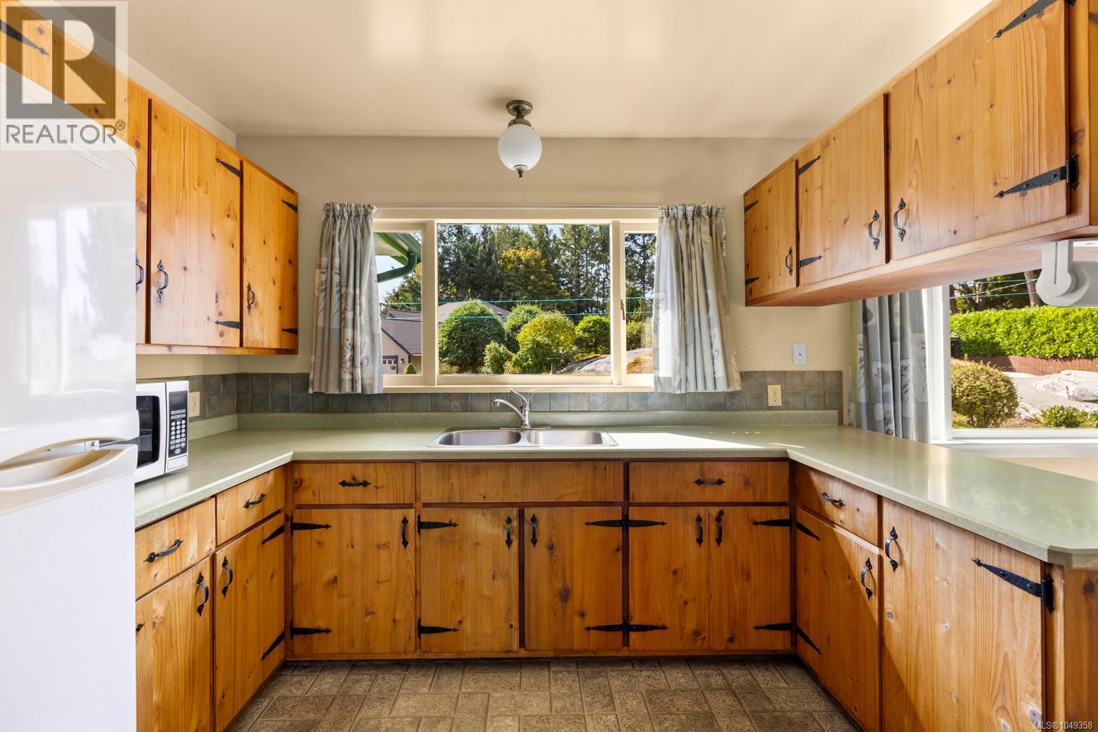 8620 Forest Park Pl, North Saanich, British Columbia V8L 5Z7 - Photo 14 - 1049358