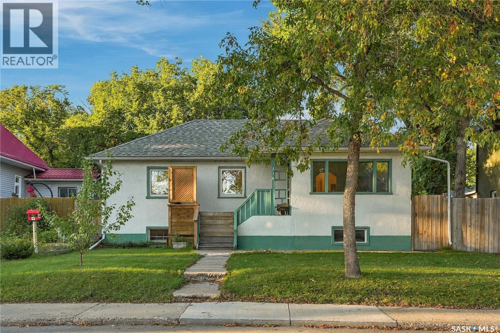 216 25th Street W, Saskatoon, Saskatchewan  S7L 0C4 - Photo 1 - SK048758