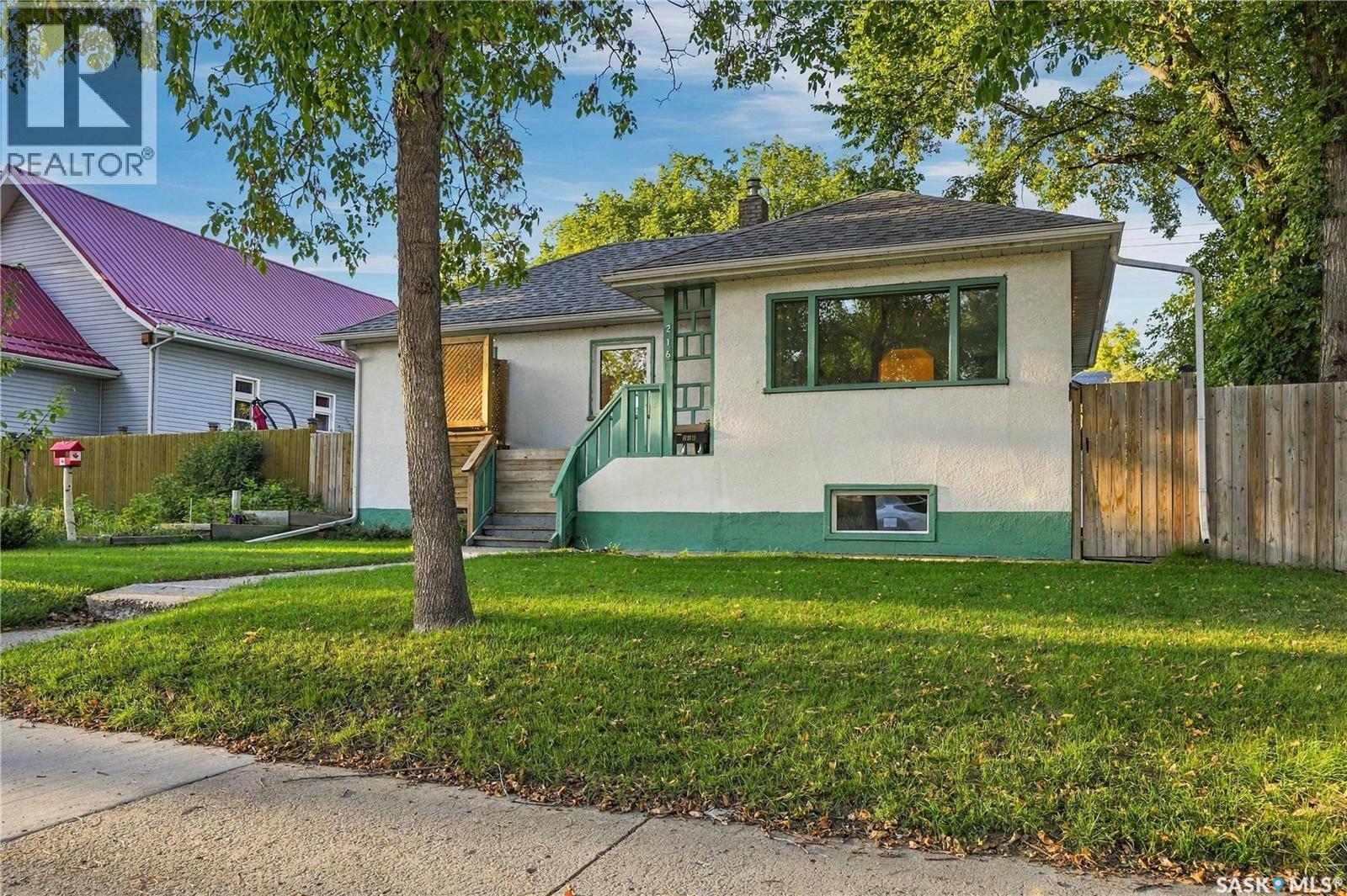216 25th Street W, Saskatoon, Saskatchewan  S7L 0C4 - Photo 2 - SK048758