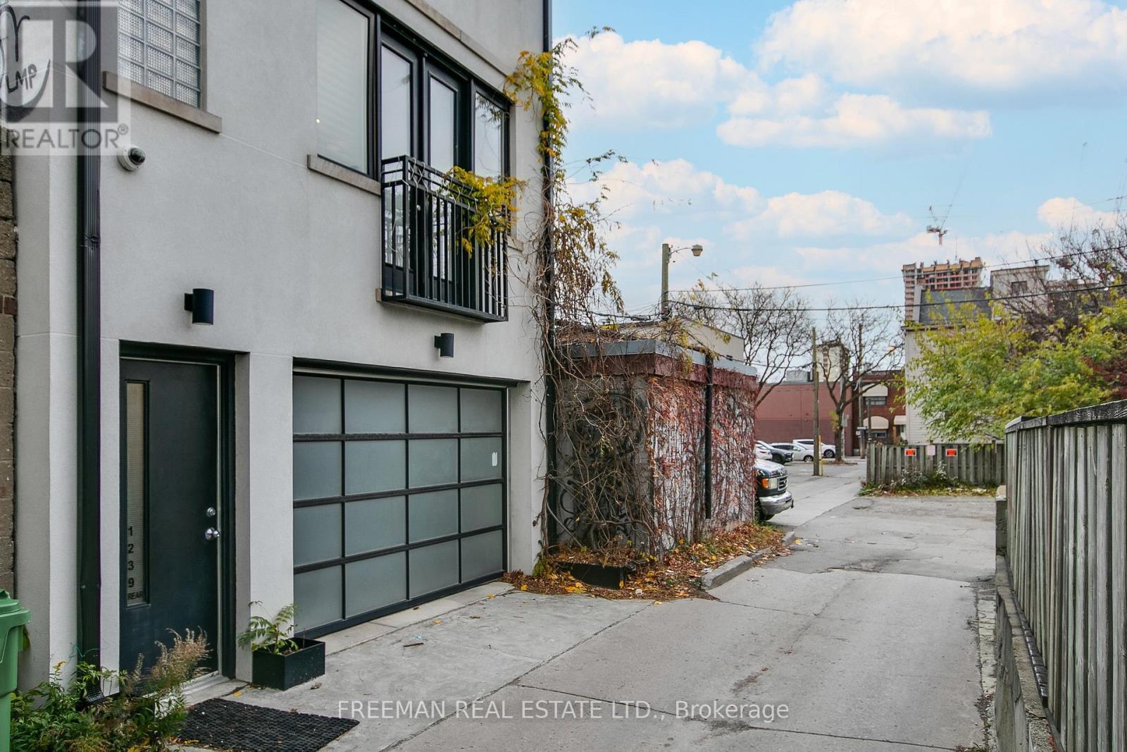 LANEWAY - 1239 BLOOR STREET W
