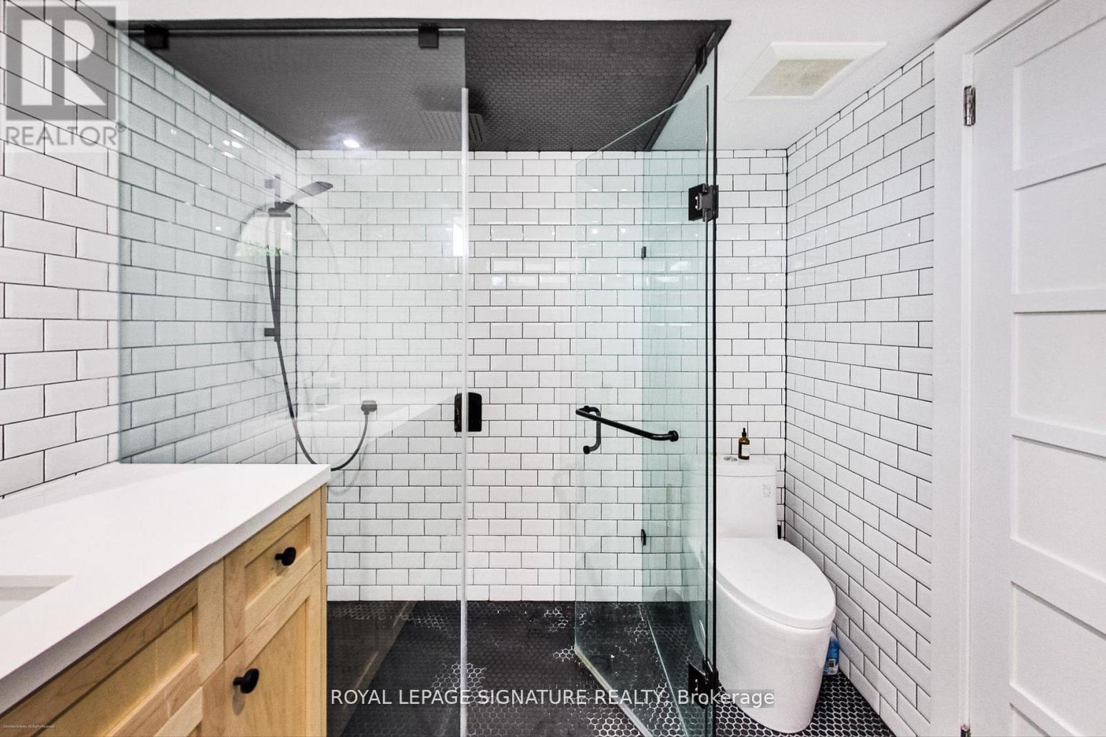 6 Littlehayes Lane, Toronto, Ontario  M5T 1L8 - Photo 19 - C13798786