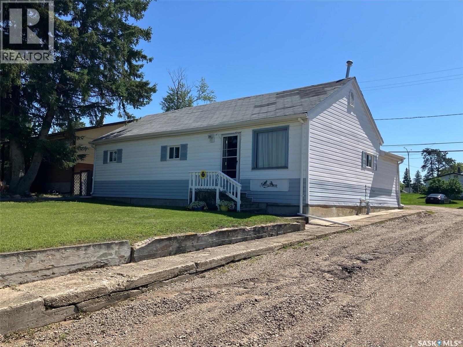 604 Railway Avenue W, Nipawin, Saskatchewan  S0E 1E0 - Photo 2 - SK042301