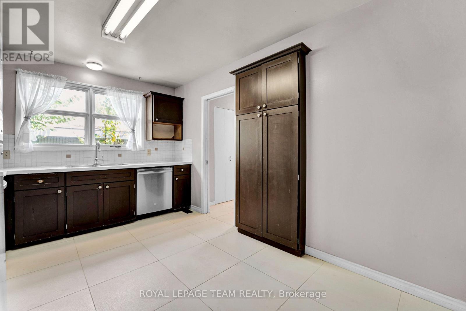 101 COUNTRY LANE W