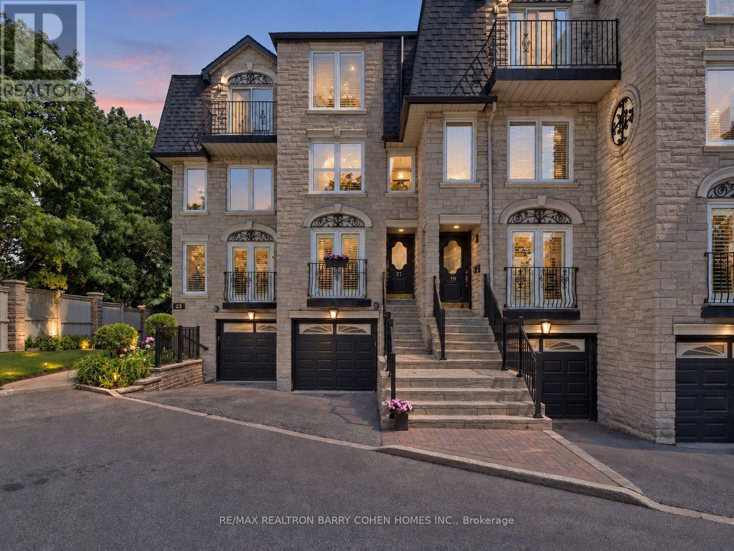21 Birchbank Lane, Toronto, Ontario  M3B 2Y2 - Photo 2 - C13730812