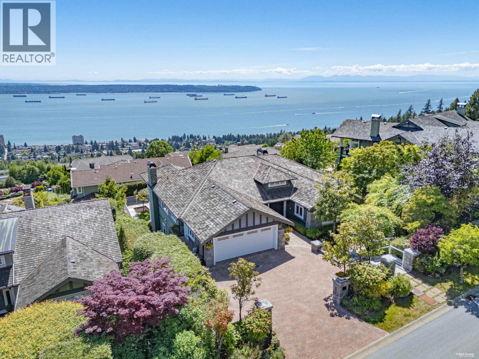 2673 Folkestone Way, West Vancouver, British Columbia  V7S 3H8 - Photo 2 - R3130335