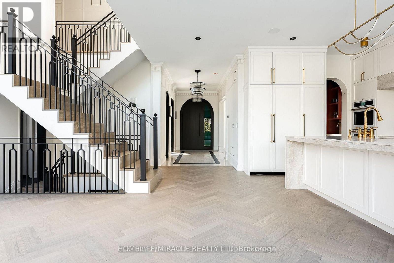 517 Stafford Drive, Oakville, Ontario  L6L 4M4 - Photo 4 - W13799022