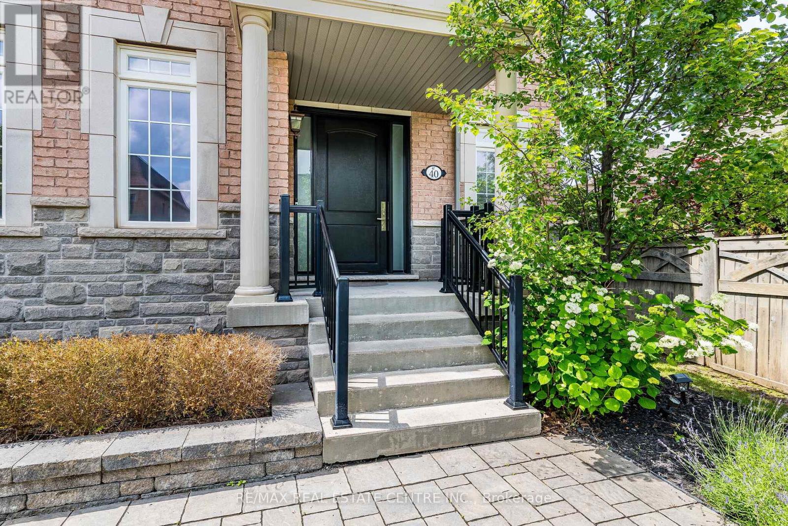 40 Cachet Court, Brampton, Ontario  L6X 0X2 - Photo 2 - W13799088