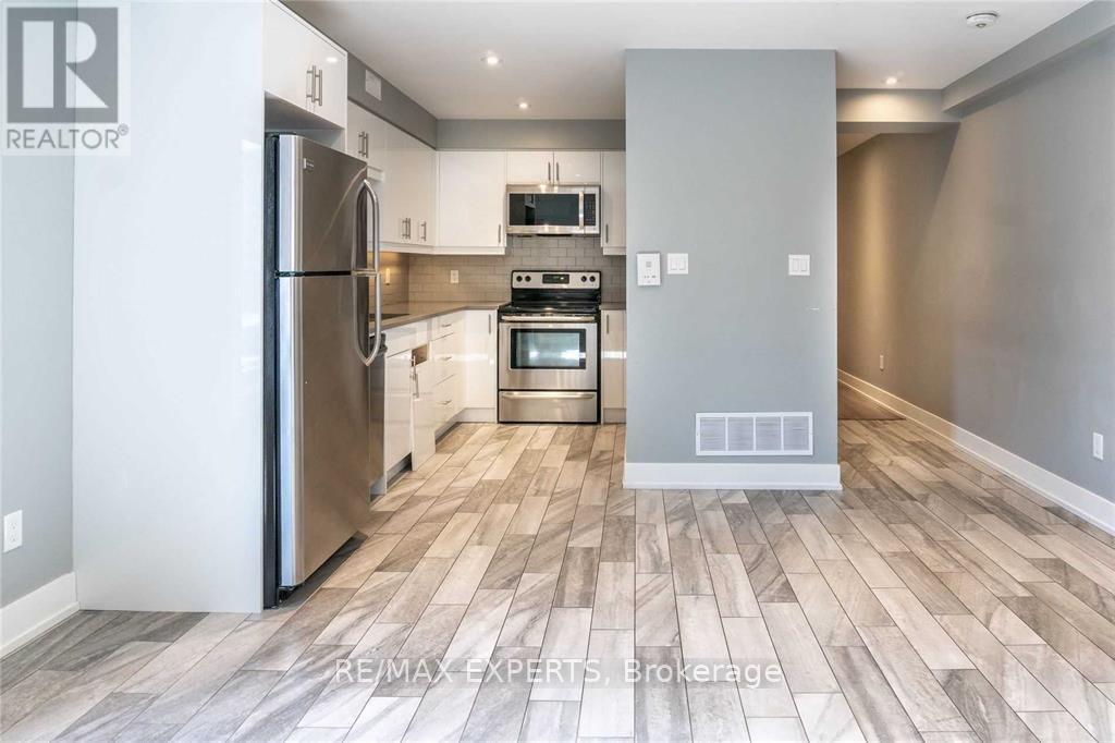 Upper - 2 Hyde Avenue, Toronto, Ontario M6M 1J3 - Photo 3 - W13799224