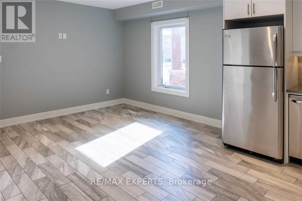 Upper - 2 Hyde Avenue, Toronto, Ontario M6M 1J3 - Photo 4 - W13799224