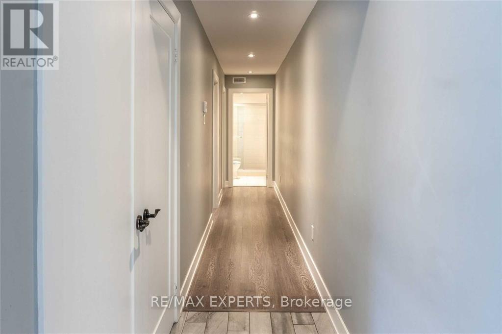 Upper - 2 Hyde Avenue, Toronto, Ontario M6M 1J3 - Photo 6 - W13799224