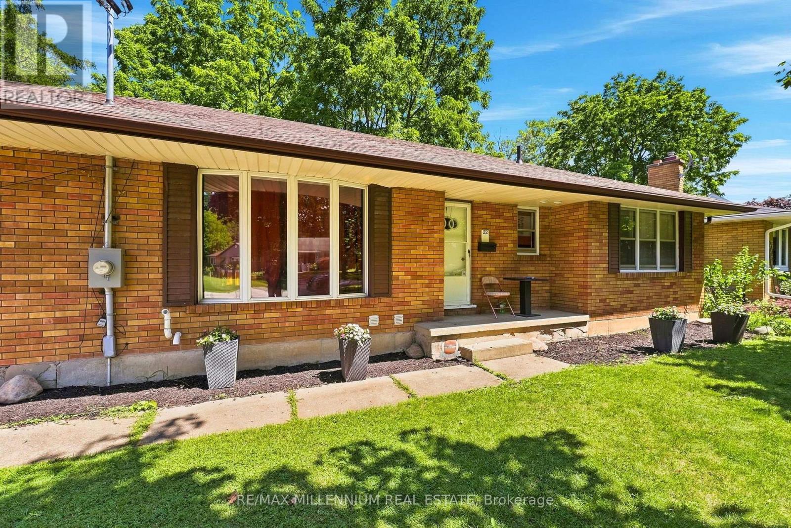 22 Montgomery Road, St. Thomas, Ontario  N5R 1S5 - Photo 3 - X13799106