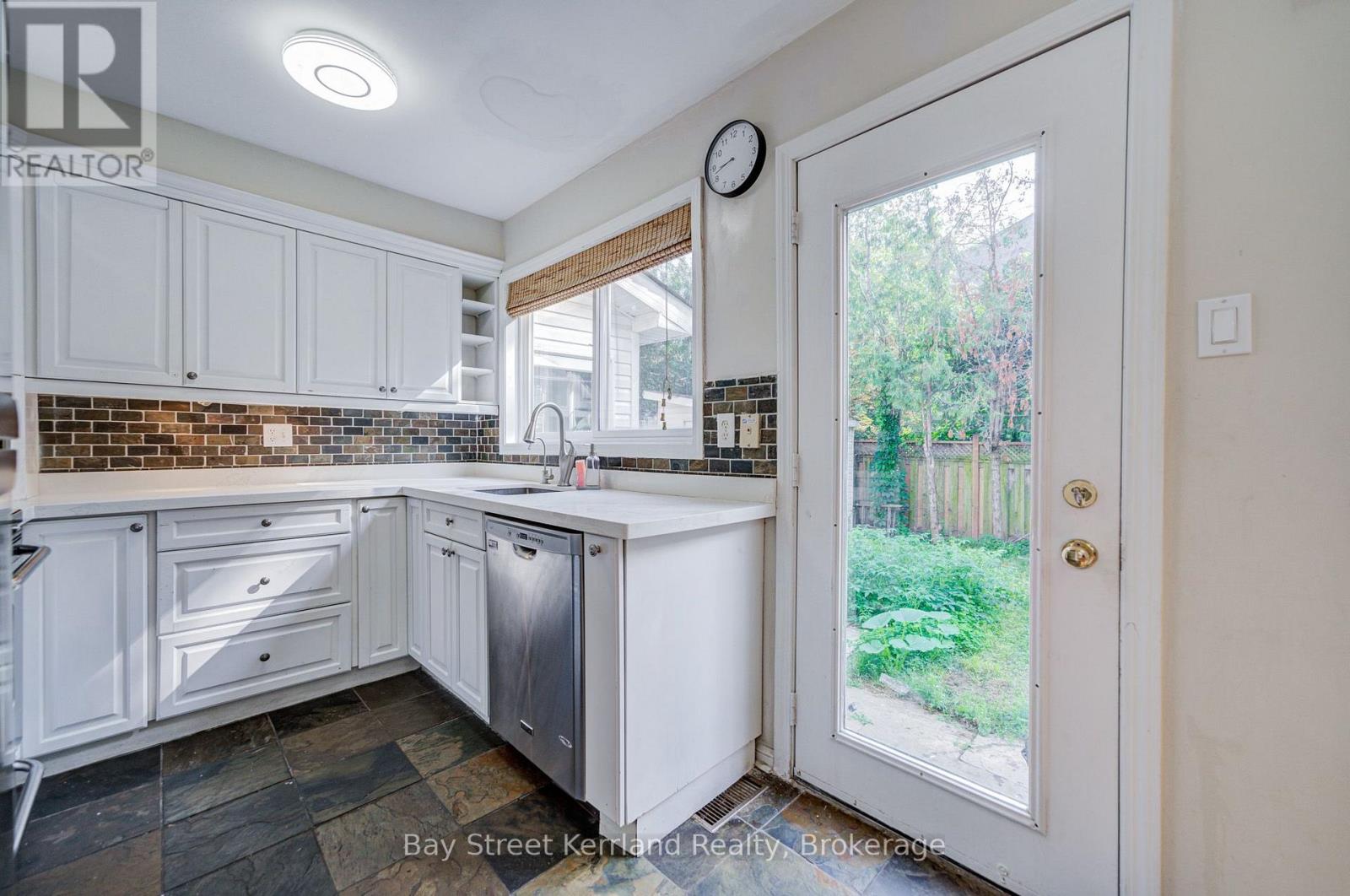 2320 Proudfoot Trail, Oakville, Ontario  L6M 3Y2 - Photo 6 - W13799358