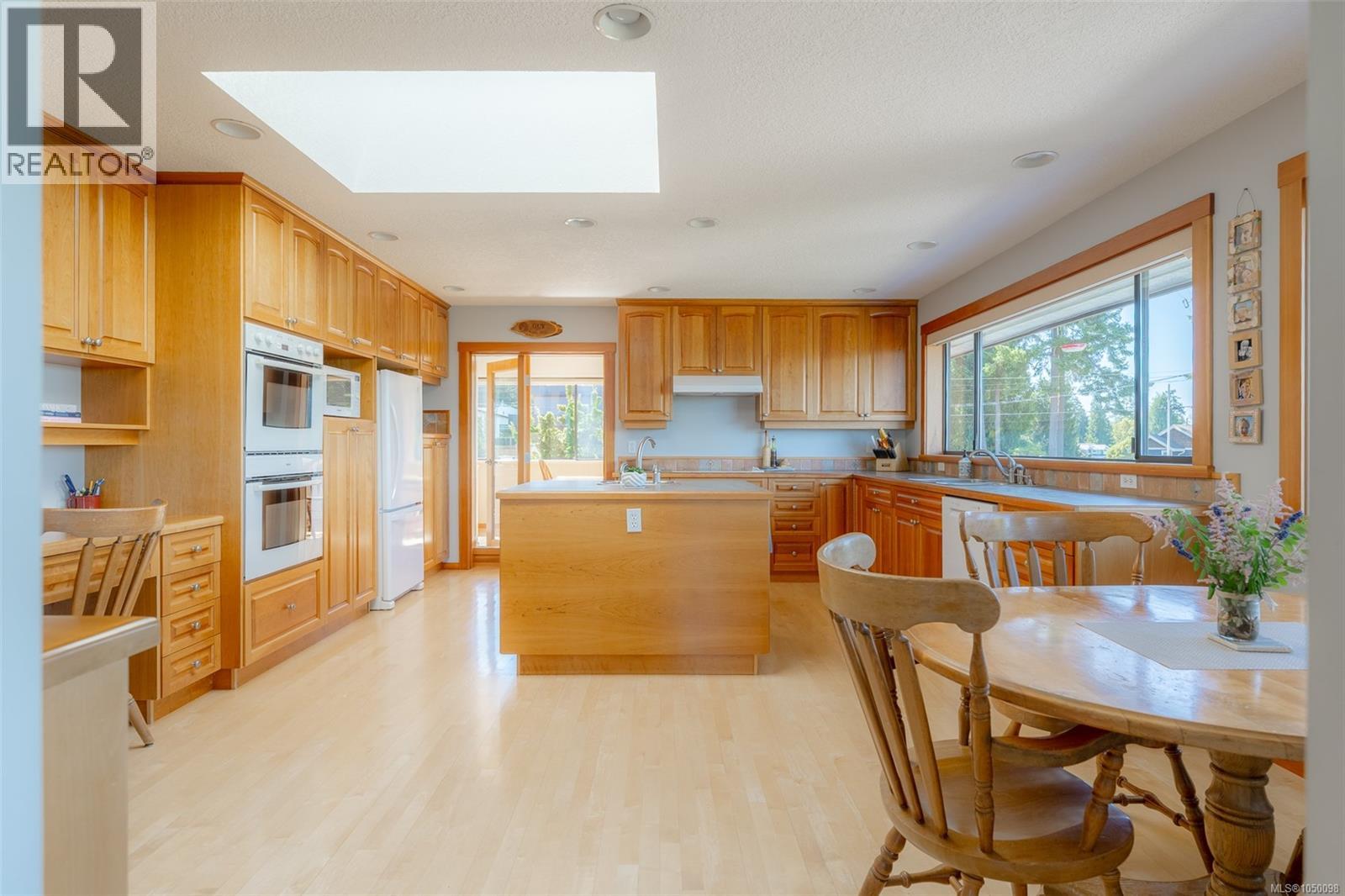 7115 Huddlestone Rd, Lantzville, British Columbia  V0R 2H0 - Photo 9 - 1050098