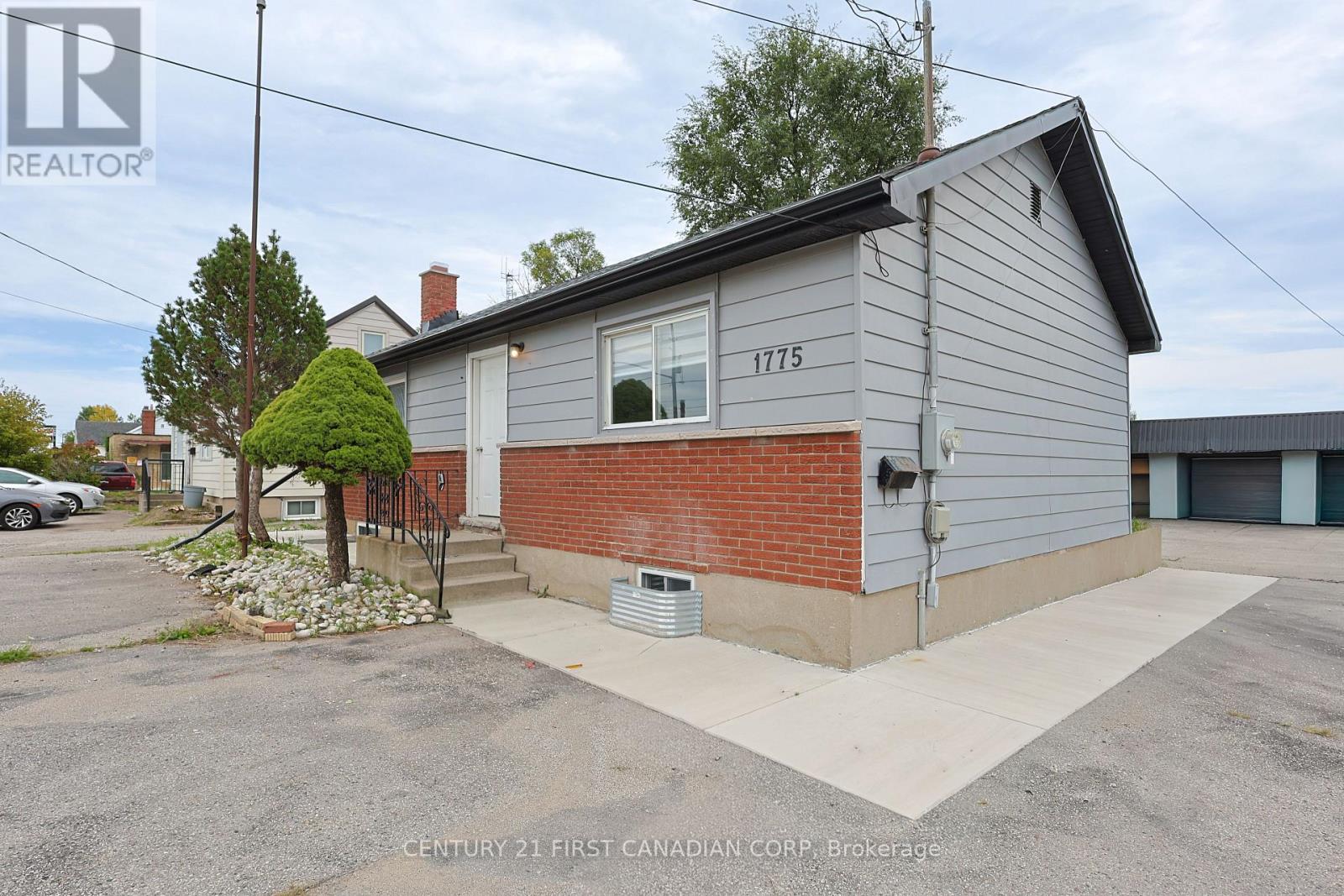 Upper Unit - 1775 Oxford Street E, London East, Ontario  N5V 2Z6 - Photo 2 - X13799690