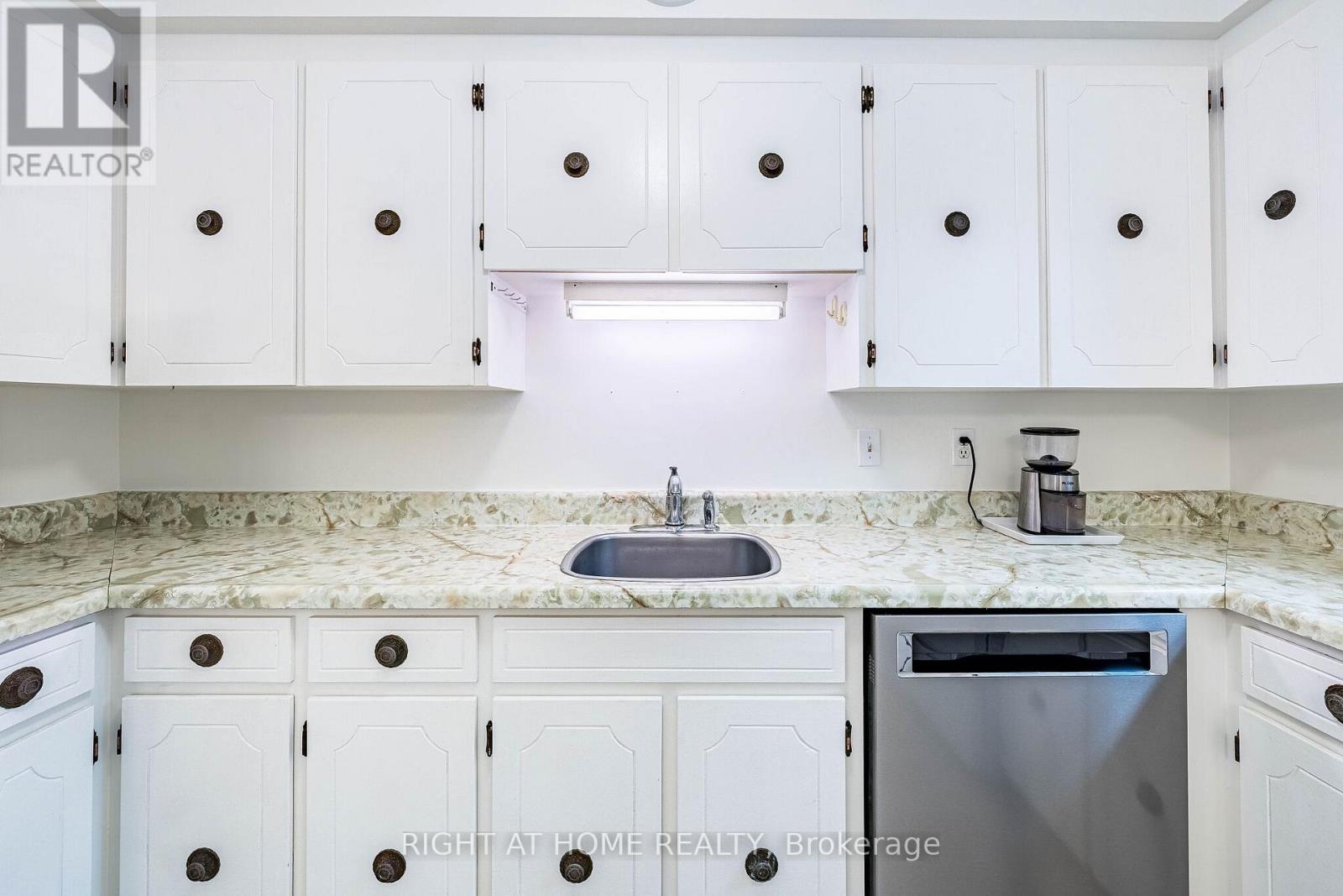 8 Savoy Avenue, Toronto, Ontario  M8W 3X6 - Photo 16 - E13799524